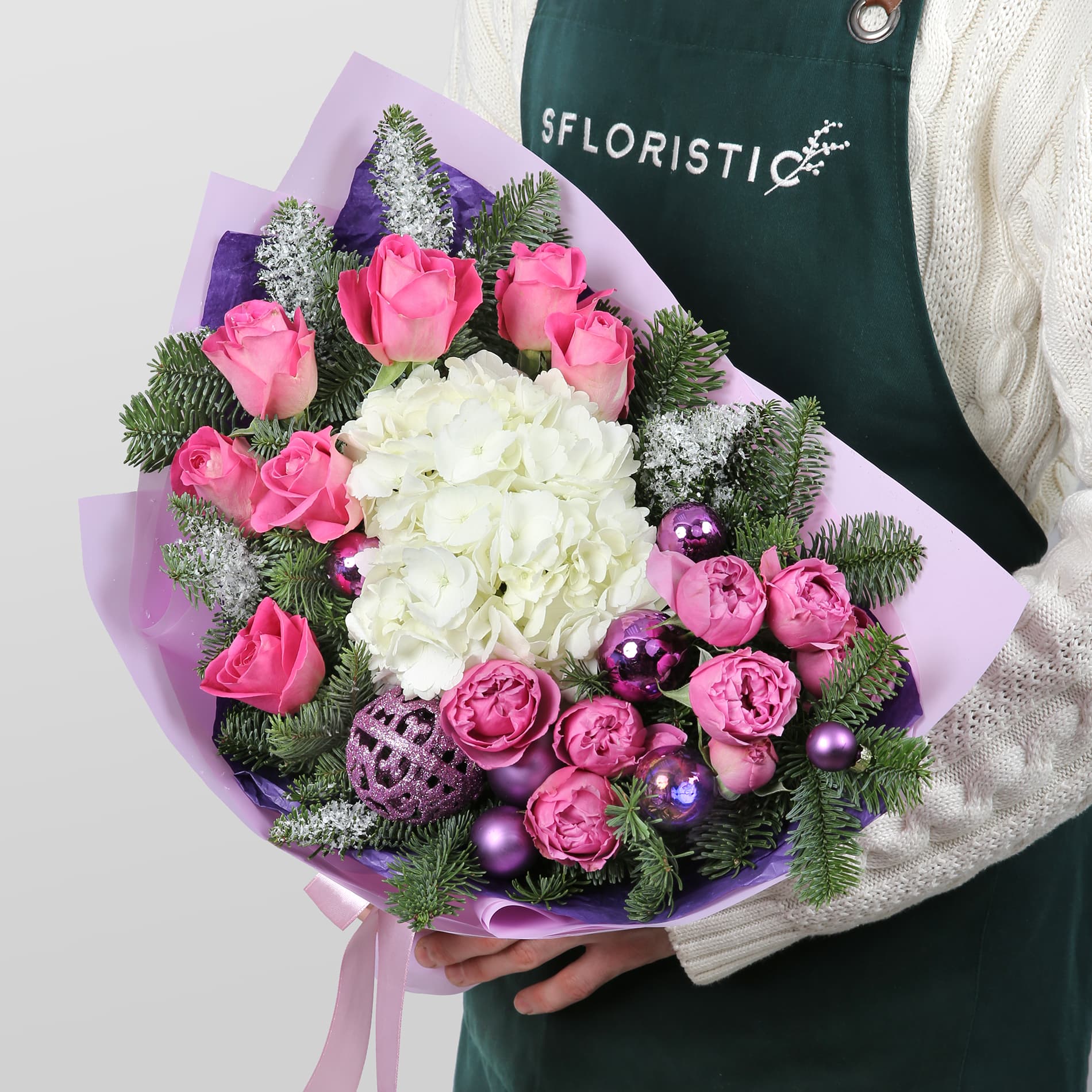 

Новогодний букет Studio Floristic из нобилиса, роз и гортензии 12 шт 40 см разноцветный