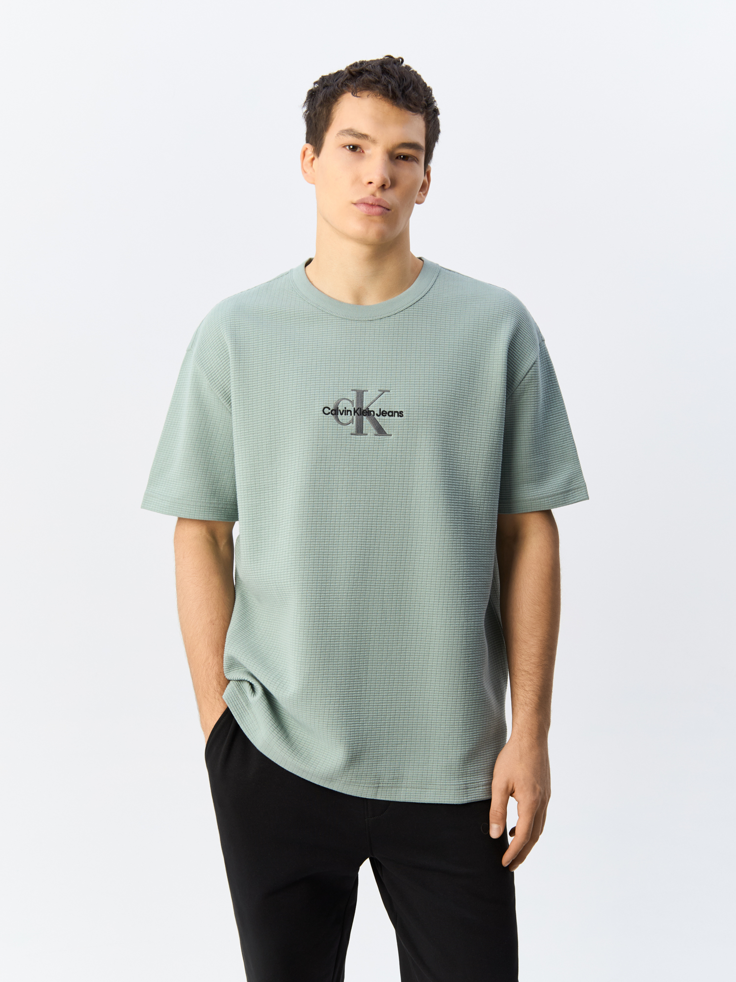 

Футболка мужская Calvin Klein Jeans J30J325645 серая XL, Серый, J30J325645