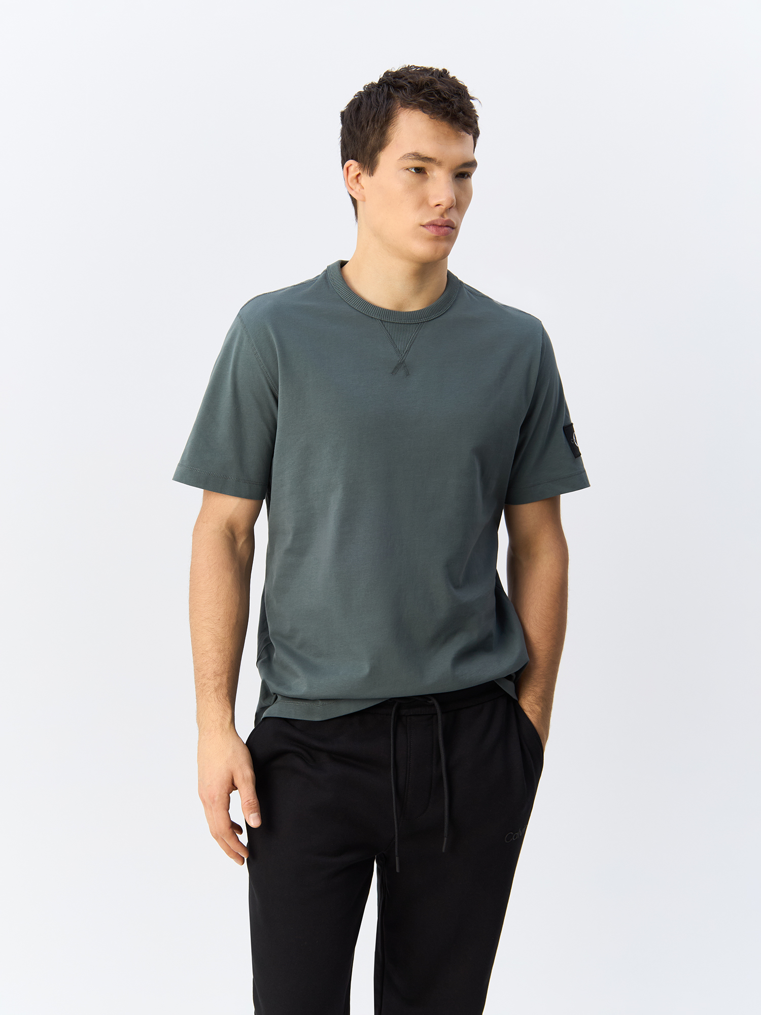 

Футболка мужская Calvin Klein Jeans J30J323484 серая L, Серый, J30J323484