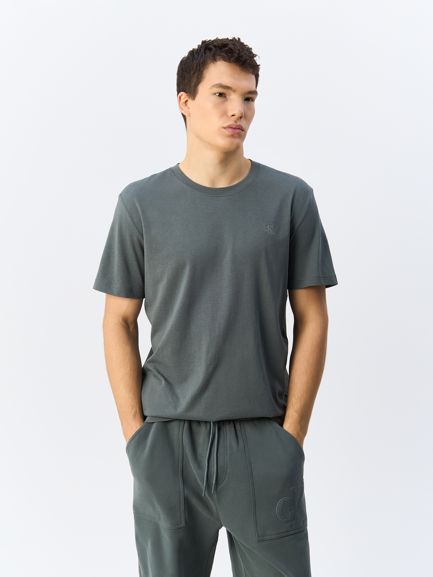 

Футболка мужская Calvin Klein Jeans J30J325654 серая L, Серый, J30J325654