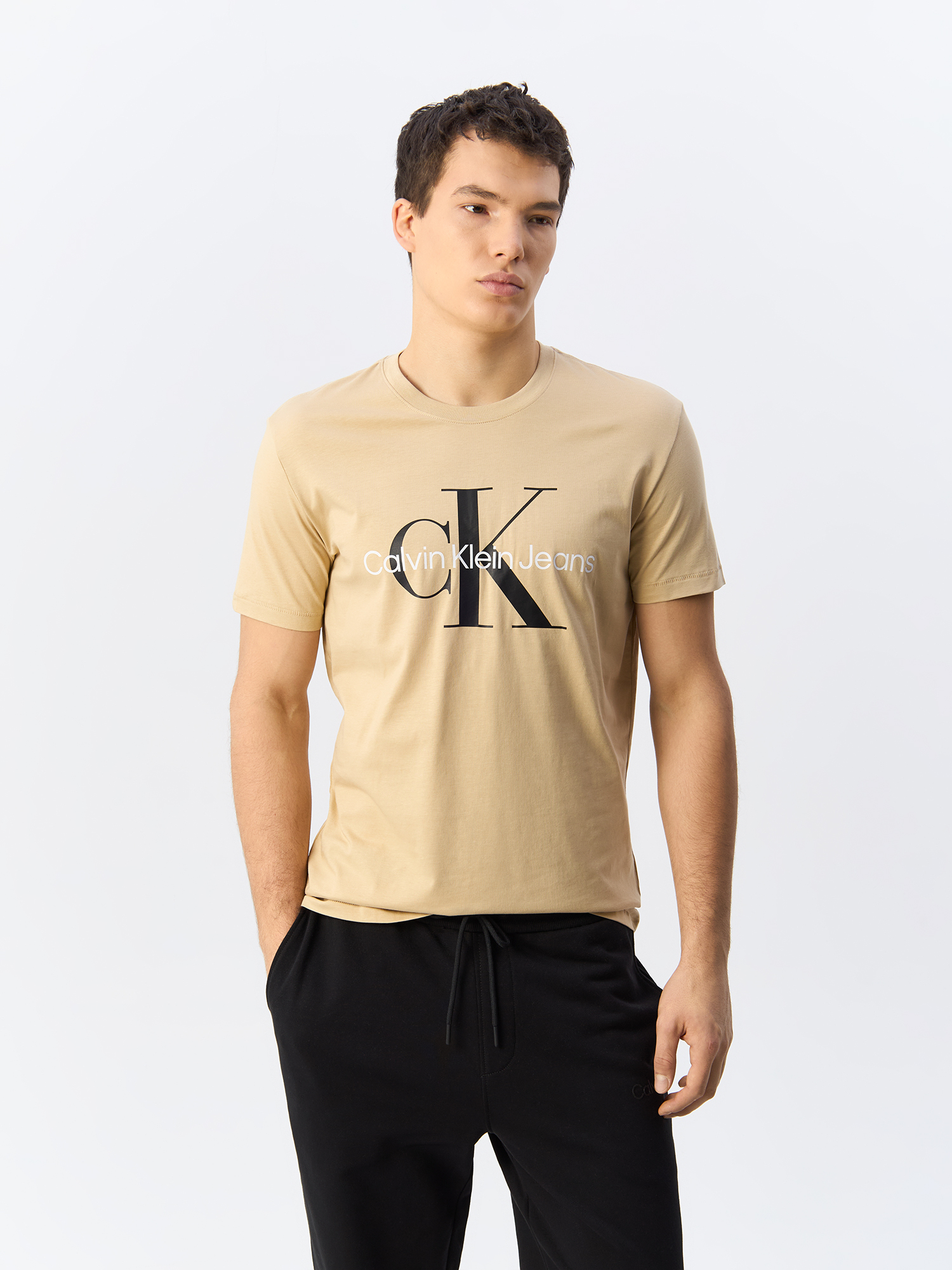 

Футболка мужская Calvin Klein Jeans J30J320806 хаки M, J30J320806