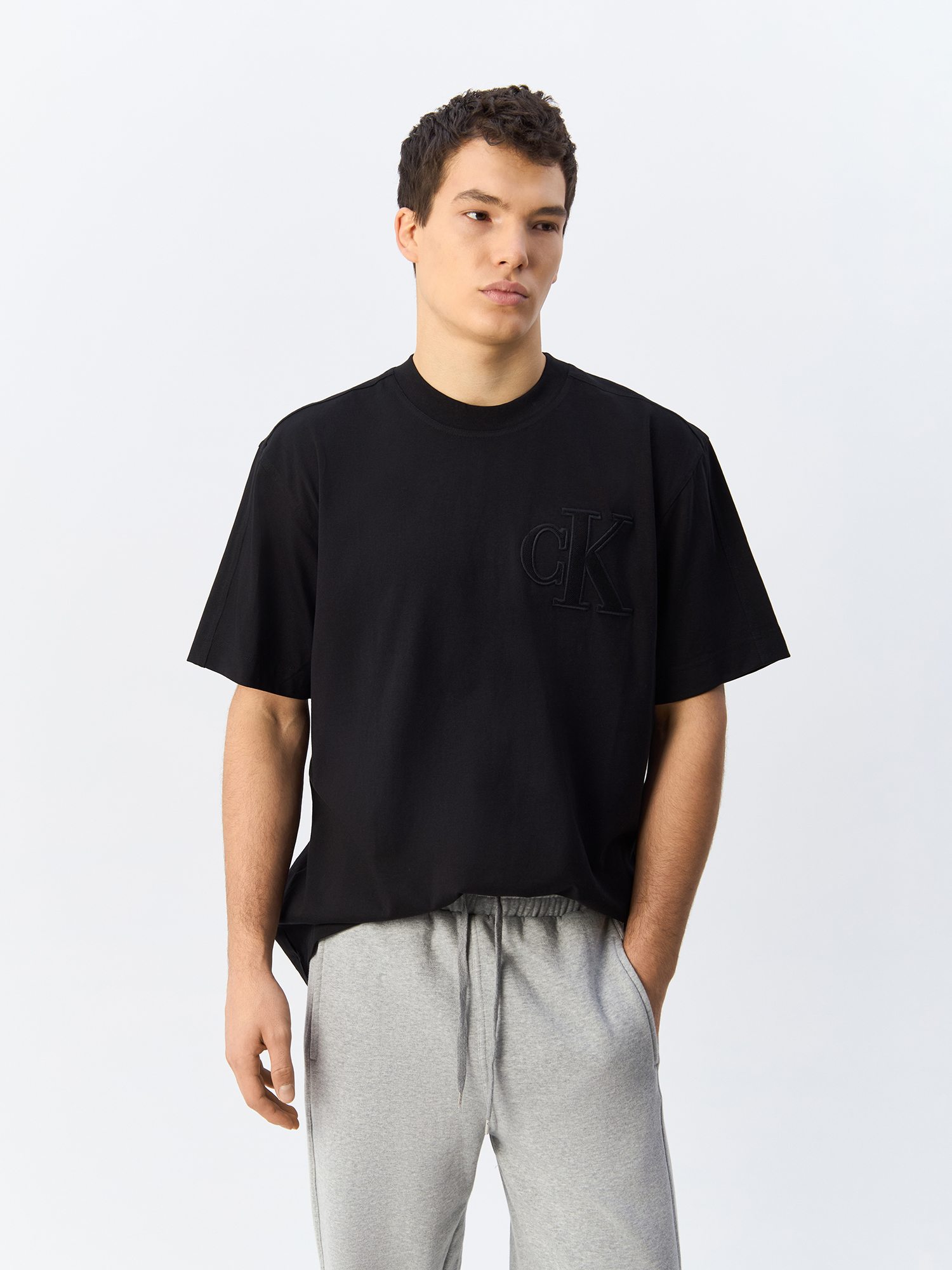 

Футболка мужская Calvin Klein Jeans J30J325657 черная 2XL, Черный, J30J325657