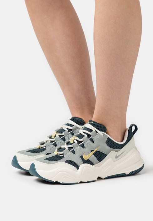 

Кроссовки женские Nike Tech Hera серые 44 EU (доставка из-за рубежа), Серый, Tech Hera