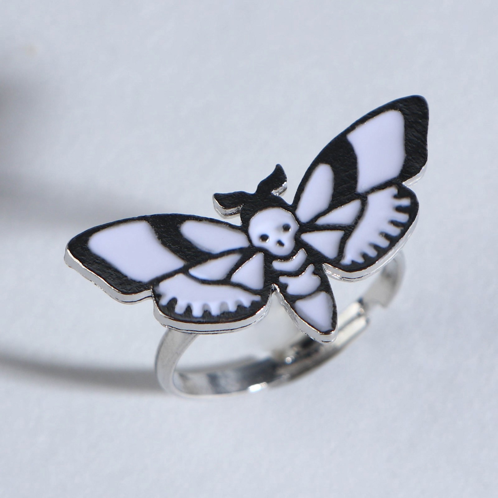 

Кольцо Art beauty, Жутко прекрасна 5х5 см, Серебристый;белый, Жутко прекрасна