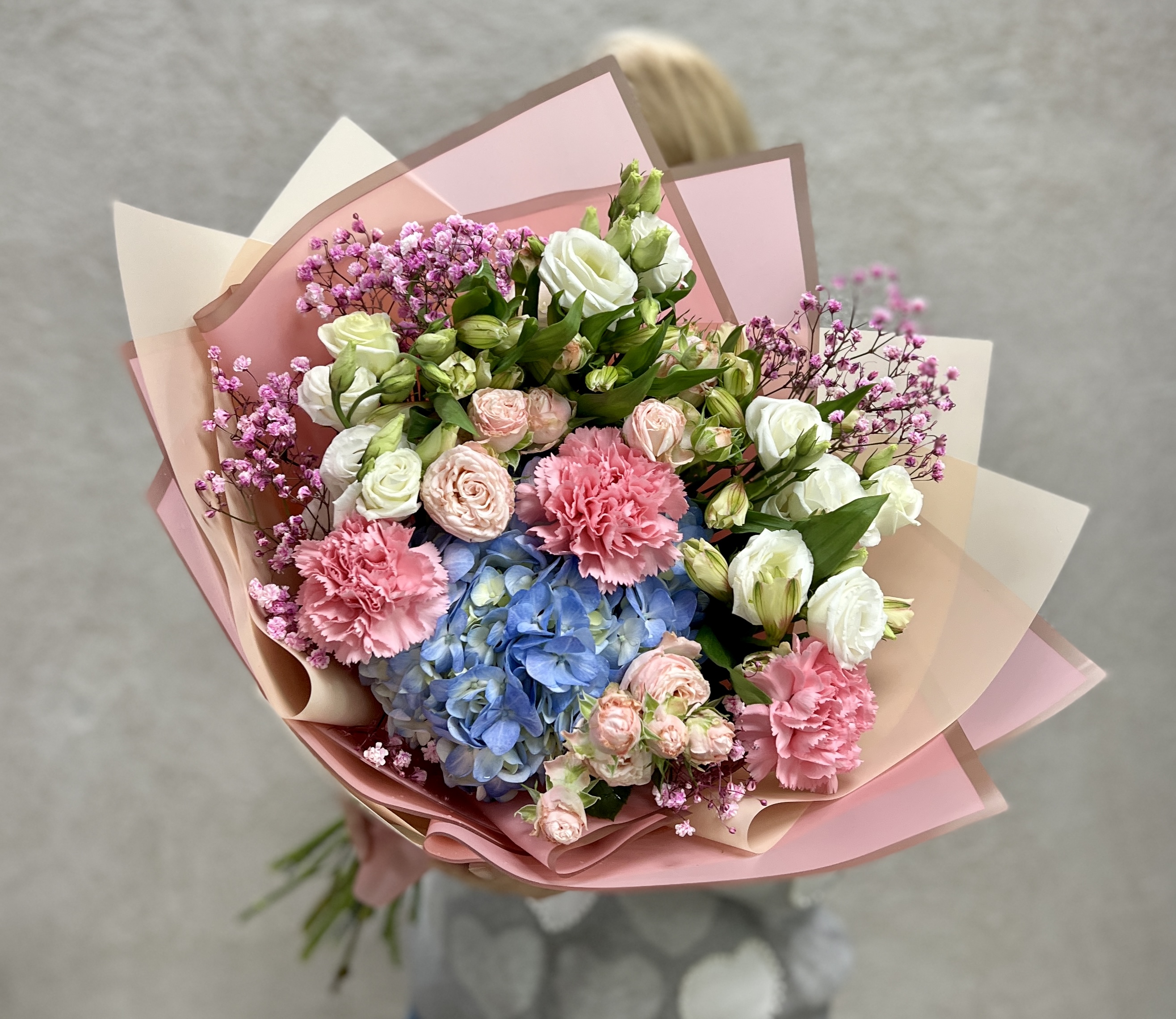 

Авторский букет ОкЦветОк альстромерия гипсофила гортензия роза 30 см x 45 см разноцветный