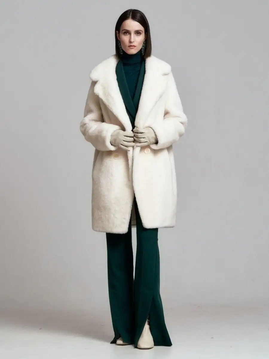 Шуба женская SilverFox S1188rm012bz бежевая 46 RU 49950₽