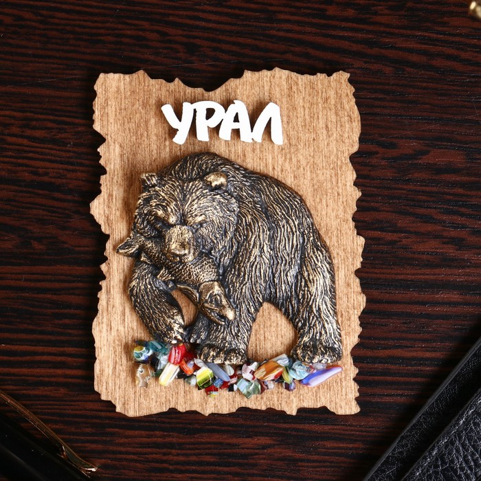 

Магнит "Медведь с рыбой новый", дерево, гипс, 7x9 см