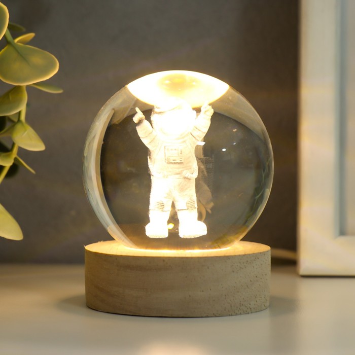 

Сувенир стекло подсветка "Космонавт" d=6 см подставка дерево, USB 6,5х6,5х7,5 см