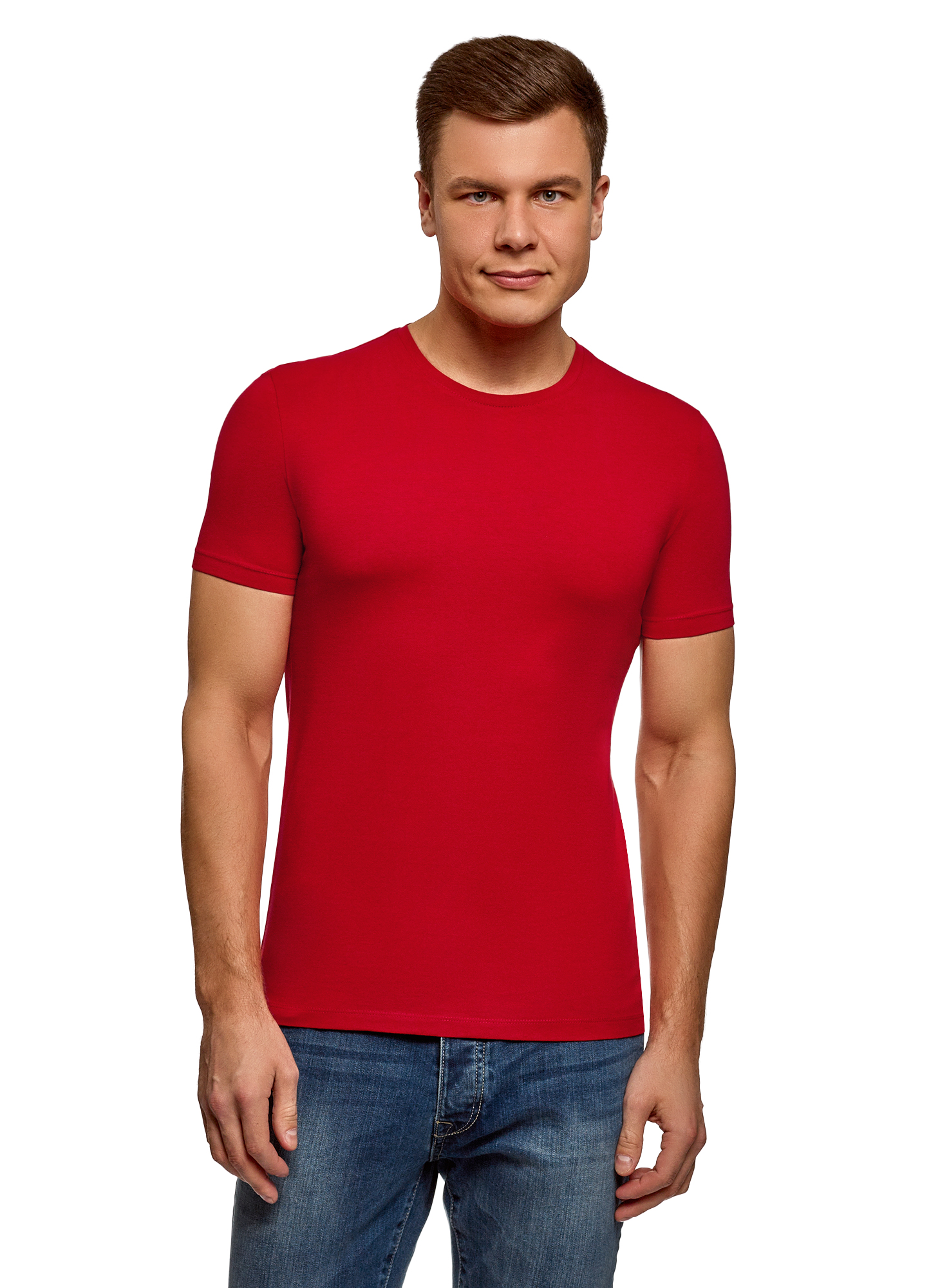 Красная футболка на мужчине