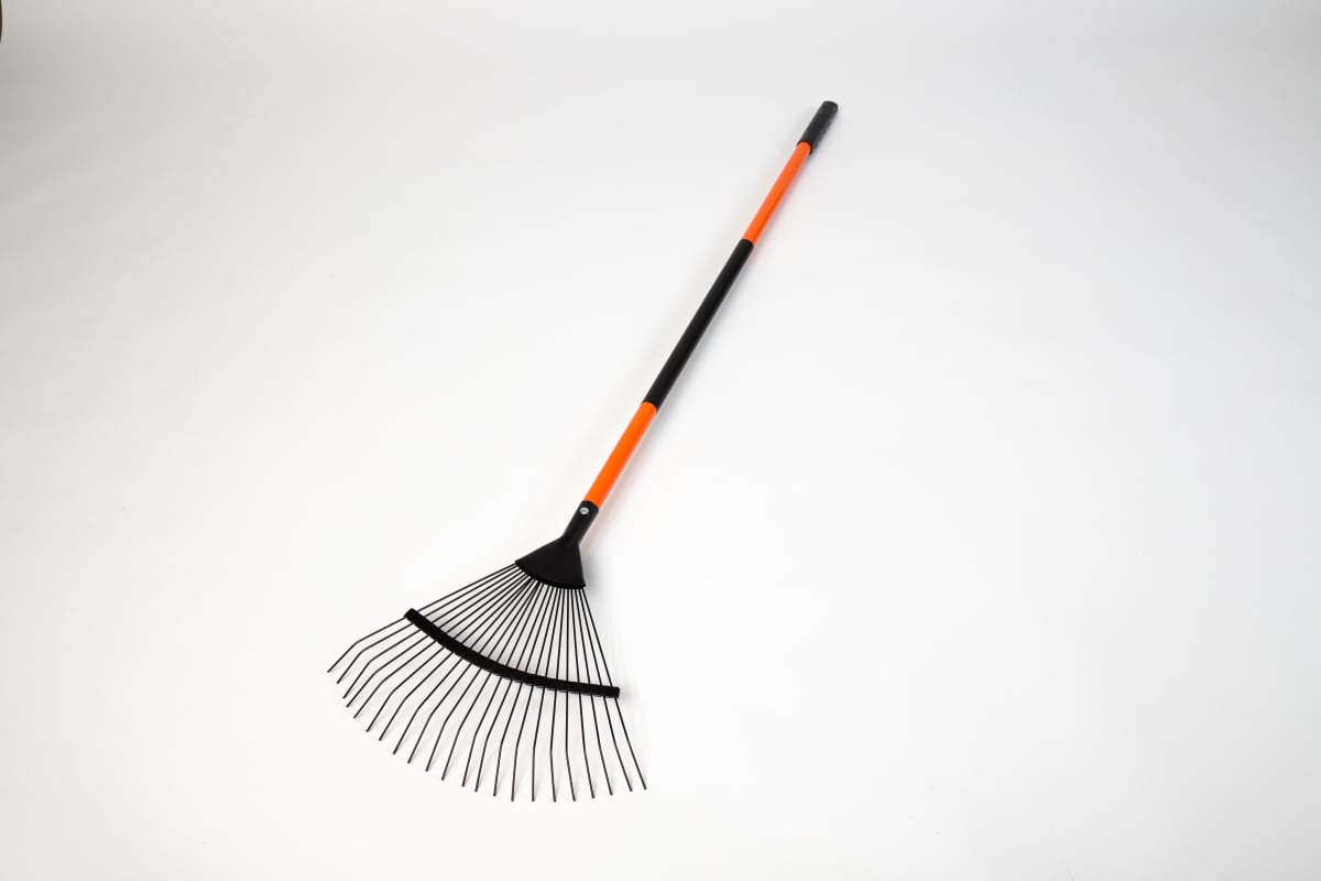 Веерные проволочные грабли ПАВЛОВСКАЯ Заря 22 зубцов, с металлическим черенком и терморука