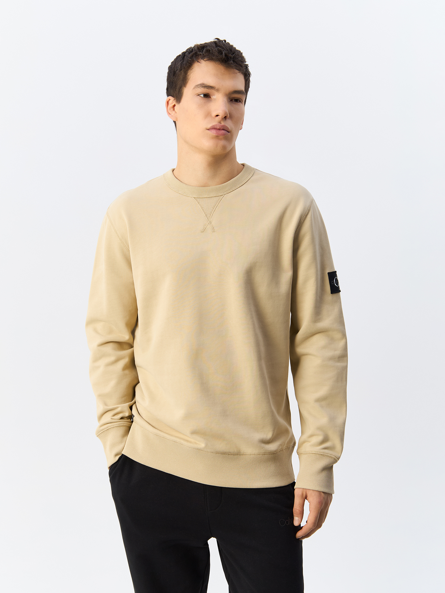

Свитшот мужской Calvin Klein Jeans Badge Sweatshirt J30J323426 бежевый XS, Badge Sweatshirt