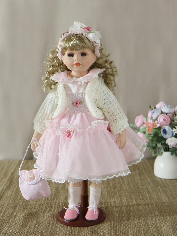 Кукла фарфоровая Devere 16' на подставке KSVA-YF-18613