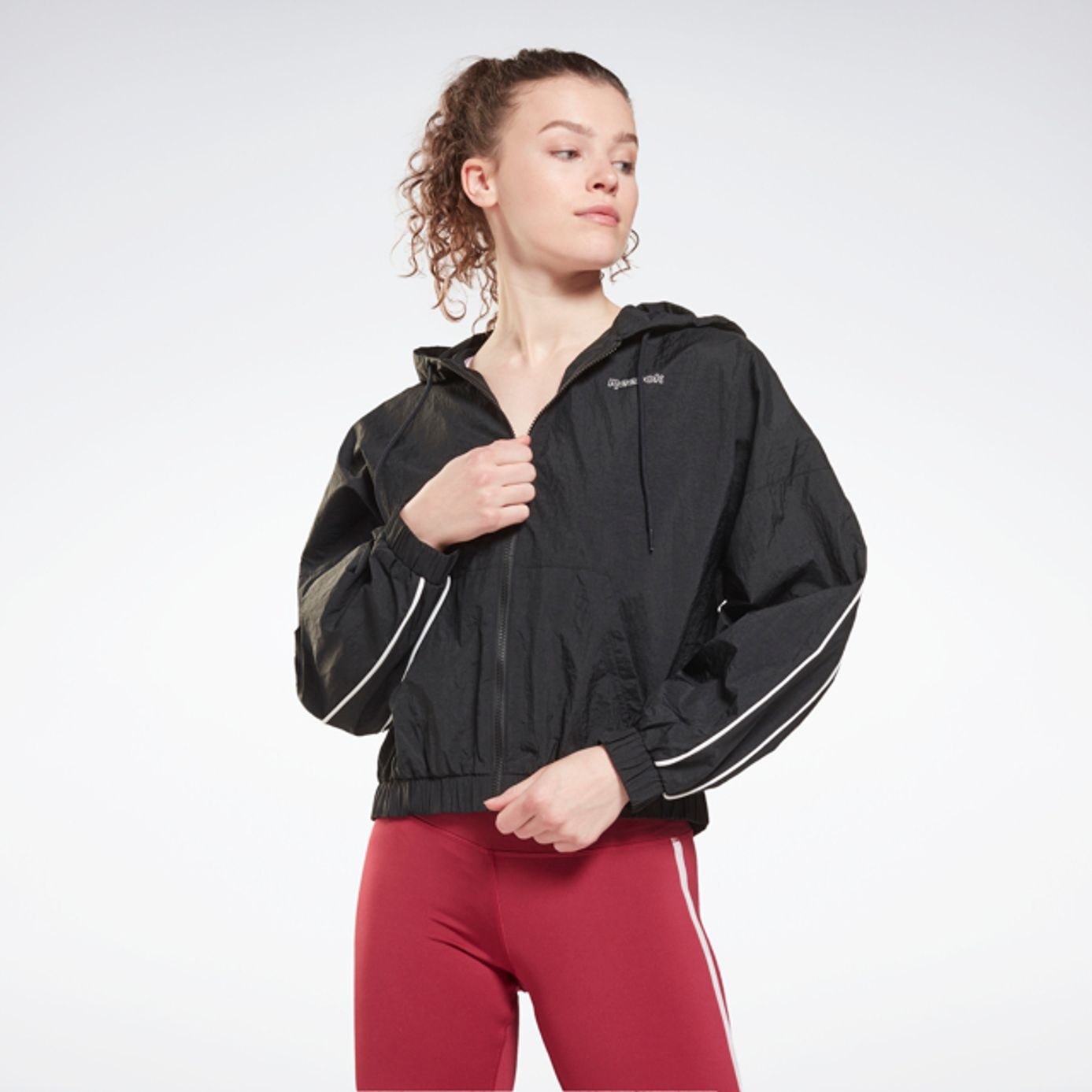 

Спортивная ветровка женская Reebok Piping Pack Jacket черная M, Piping Pack Jacket