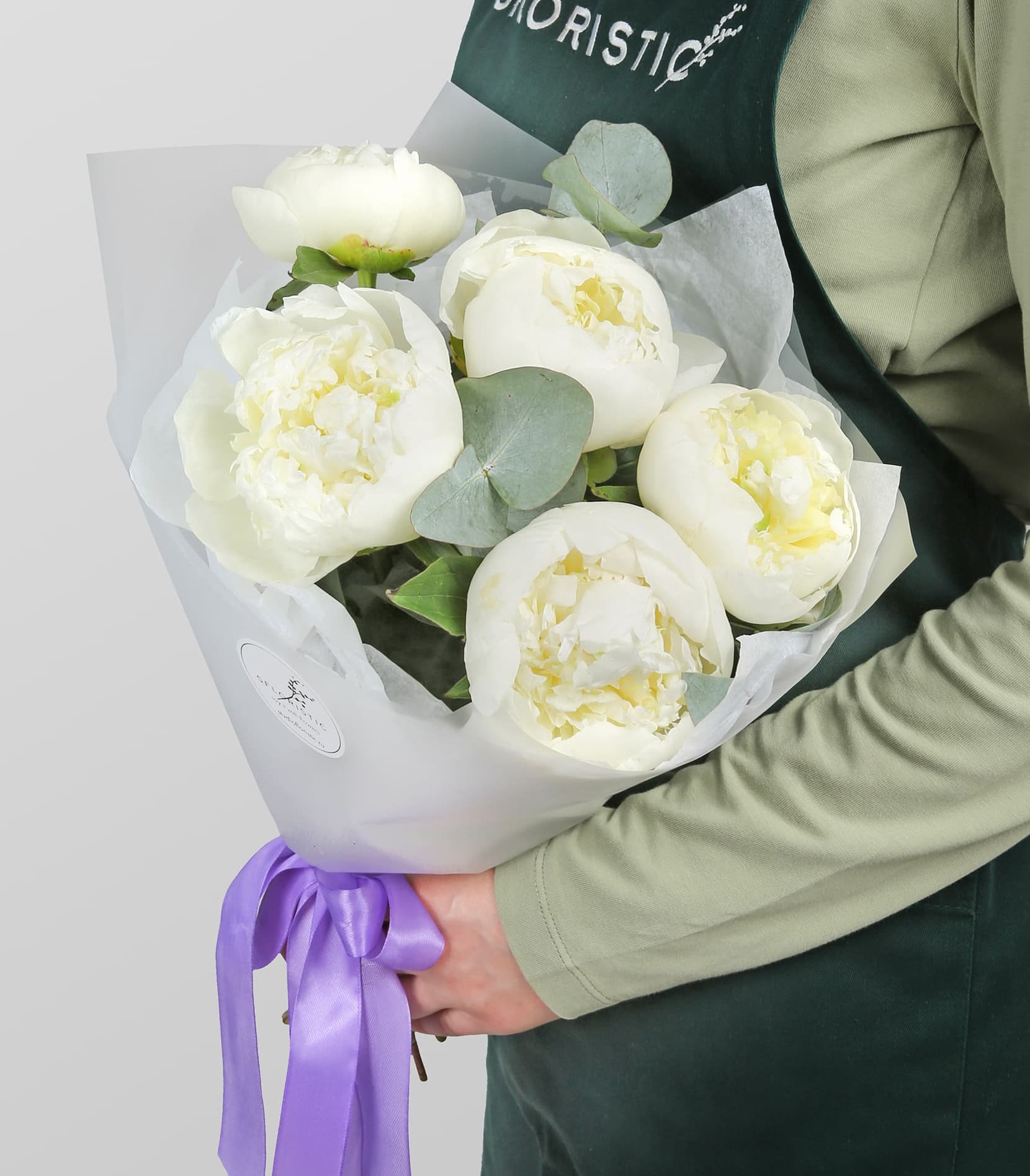 

Букет Studio Floristic из пионов и вкалипта 5 шт 40 см Снежная звезда белый
