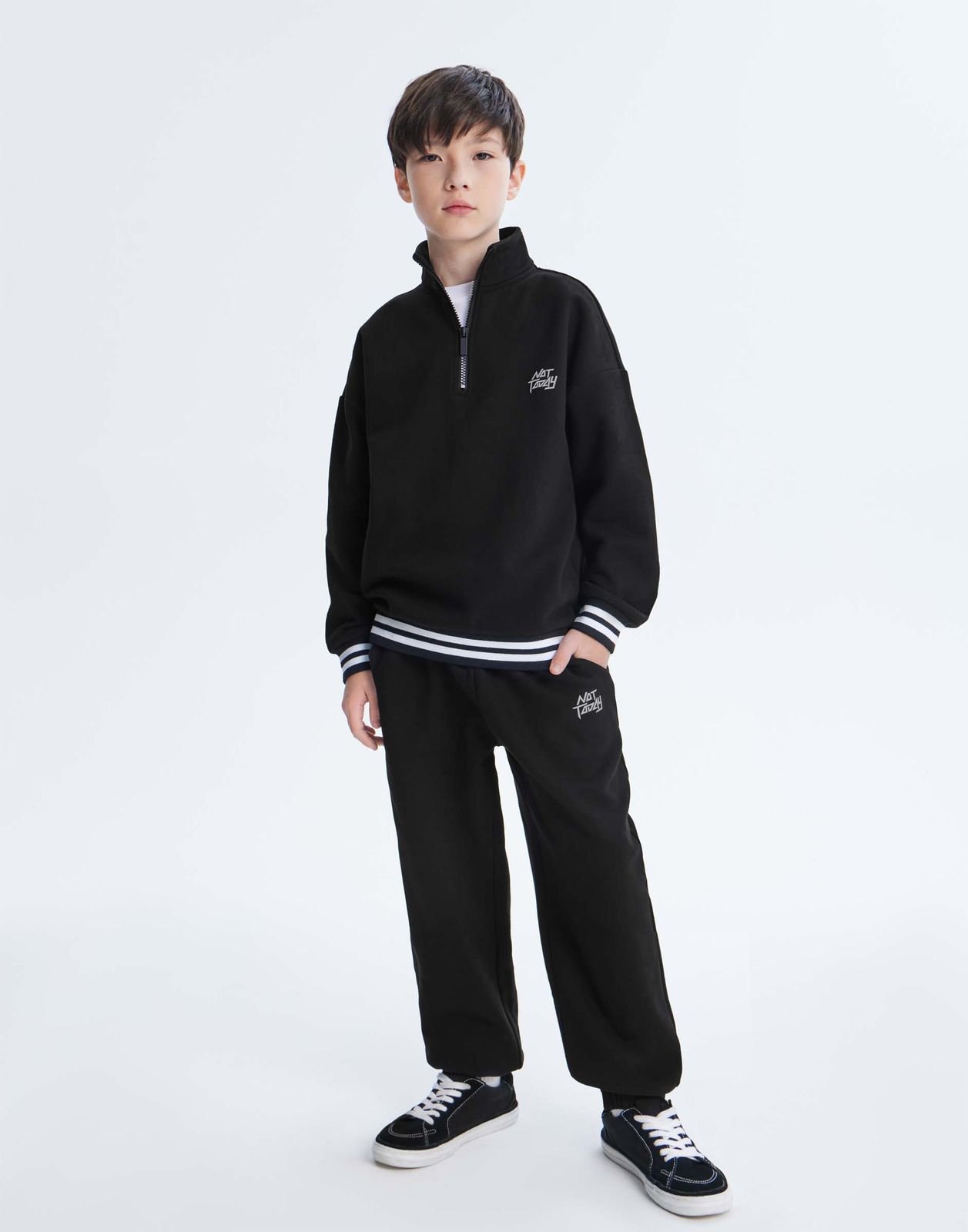 

Спортивные брюки для мальчика Gloria Jeans BAC013807 черный 14+/176, BAC013807