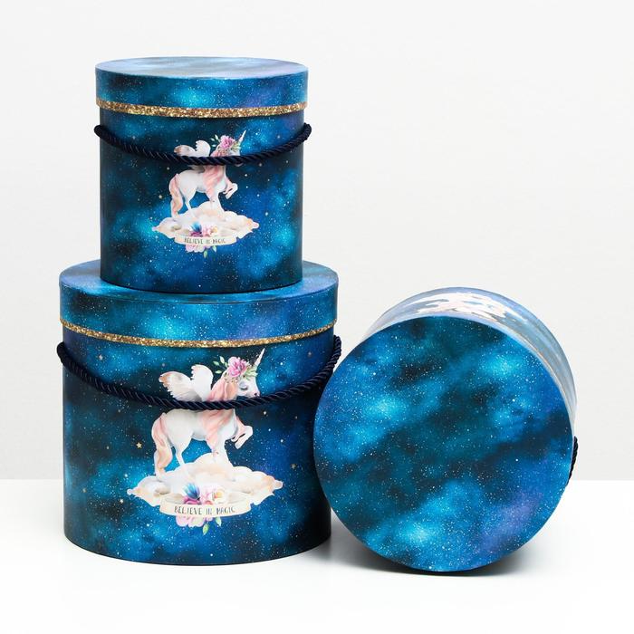 

Набор круглых коробок 3 в 1 "Космический единорог", 18 x 18 x 17 - 13,5 x 13,5 x 13,5 см, Весенняя палитра