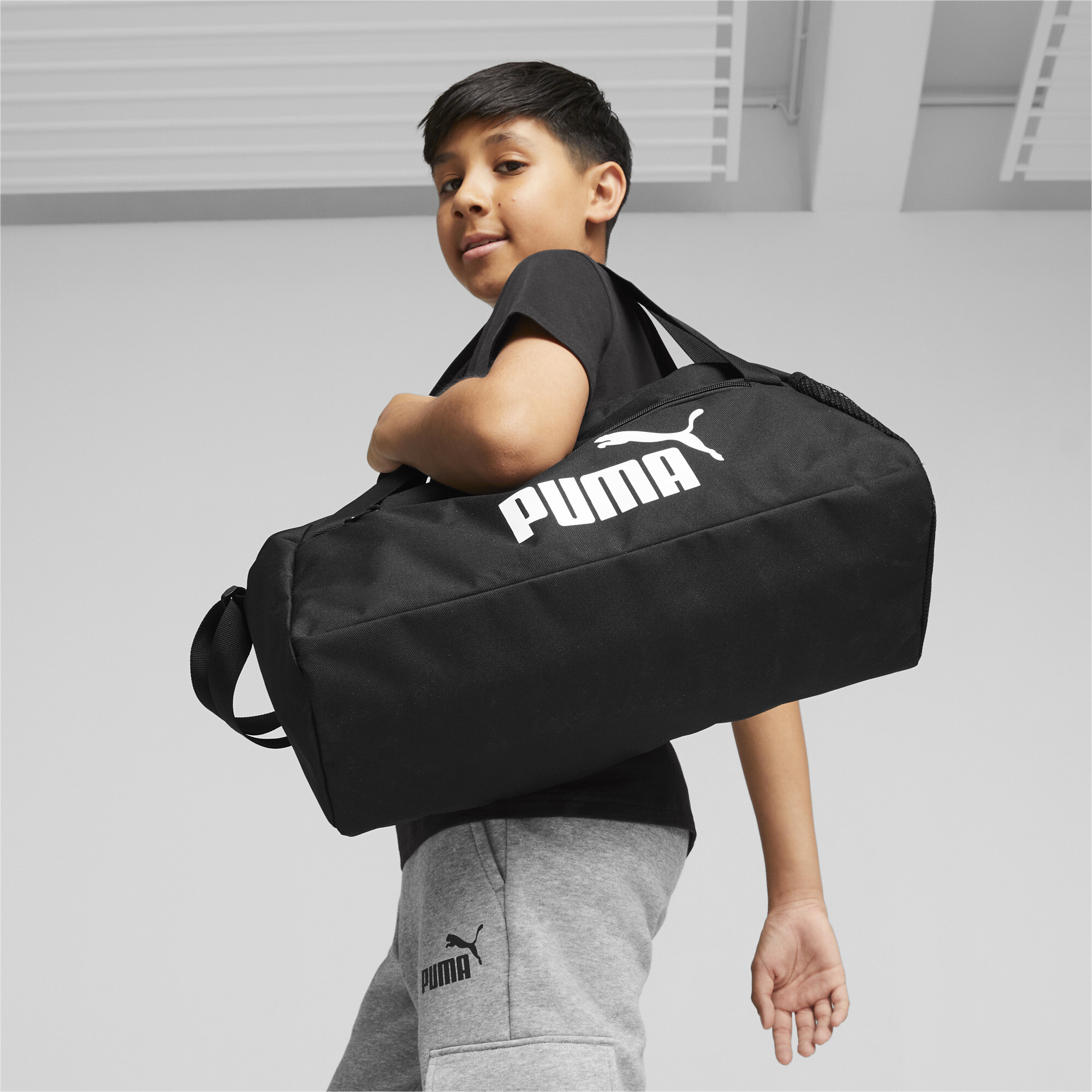 Дорожная сумка унисекс PUMA PUMA Phase Sports Bag черная, 45х22х23 см