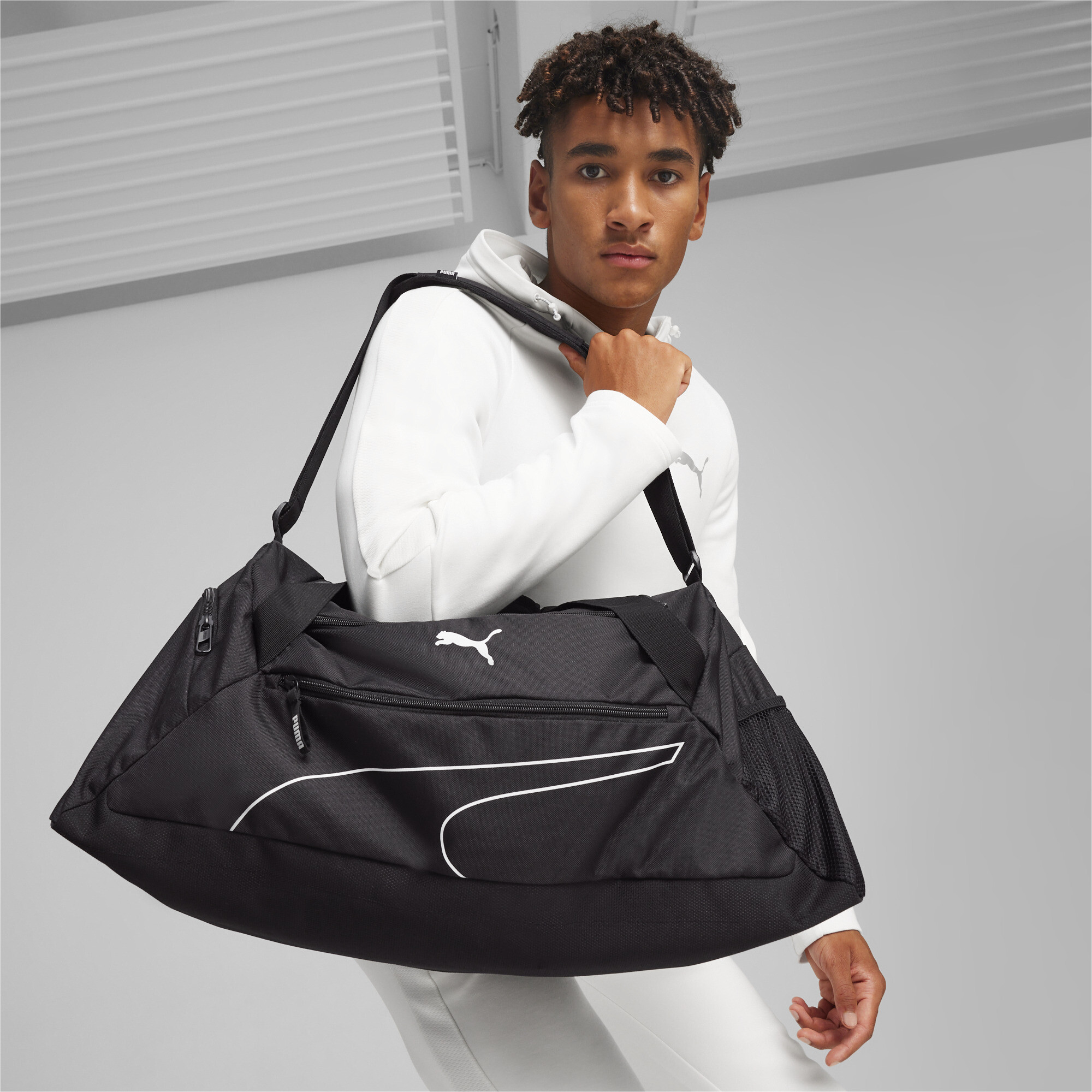 Дорожная сумка мужская PUMA Fundamentals Sports Bag M черная, 28х50х25 см