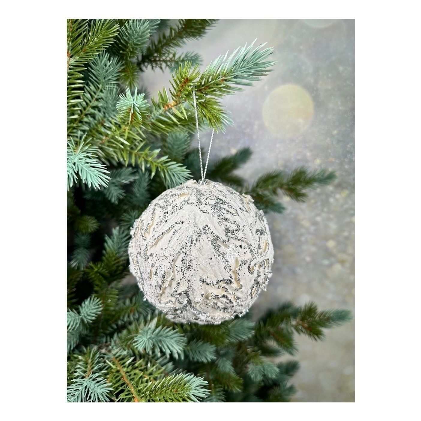 

Елочный шар Christmas DeLuxe белый с серебром 13 см, Белый;серебристый