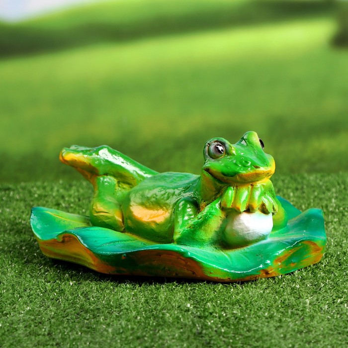 

Садовая фигура "Лягушка лежит на кувшинке" 21х24х11см