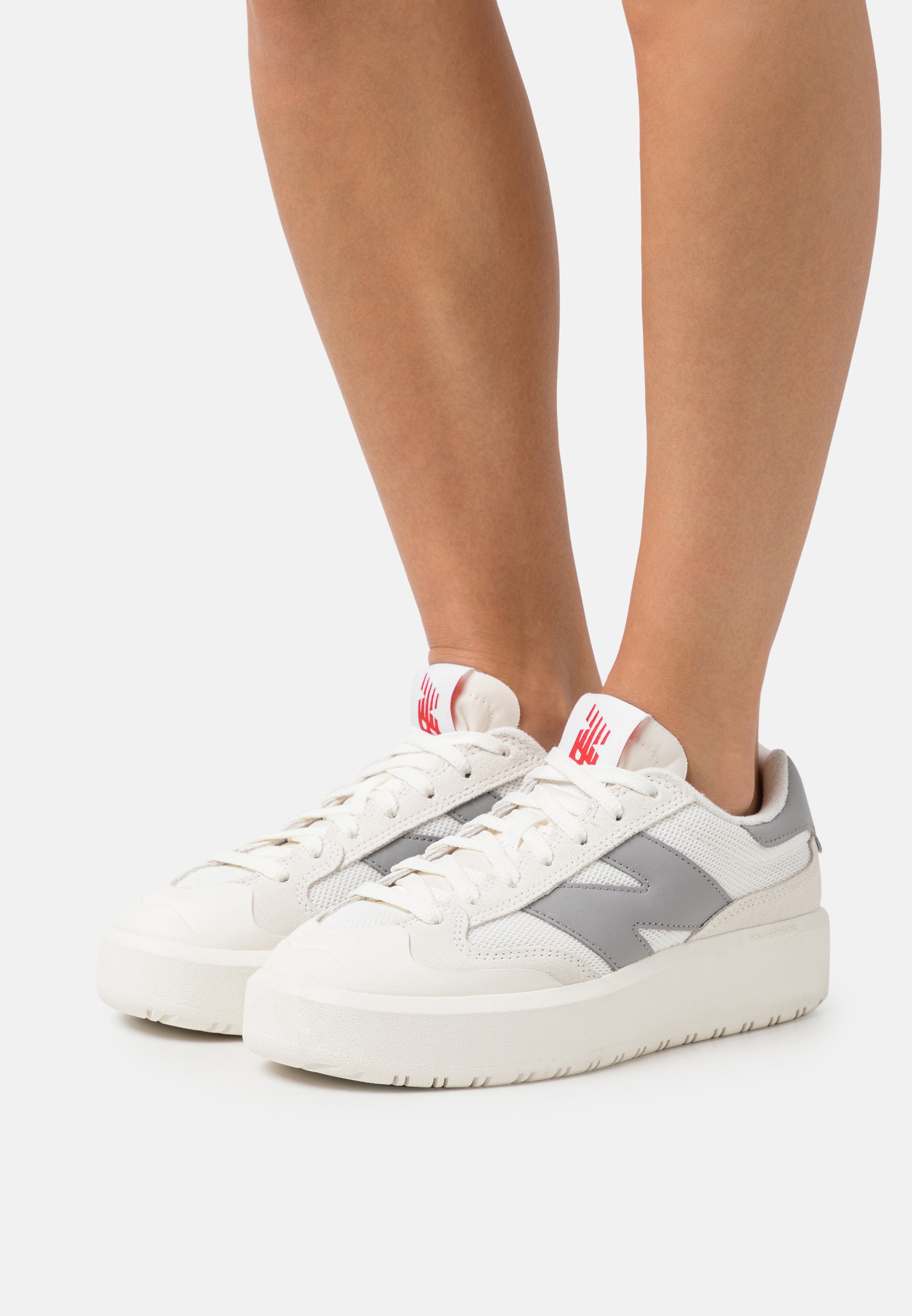 

Кеды женские New Balance Ct302 белые 42.5 EU (доставка из-за рубежа), Белый, Ct302