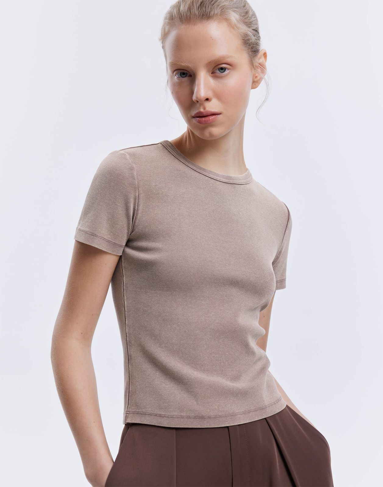 

Футболка женская Gloria Jeans GKT024264 коричневый S/170, GKT024264