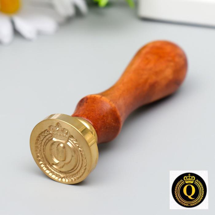 

Печать для сургуча с деревянной ручкой "Корона с буквой Q" 9х2,5х2,5 см, Золотистый