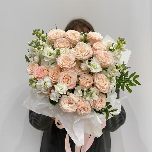 

Композиция в коробке Boom Bouquet, роза кустовая и маттиола кустовая, 25см, розово-белый