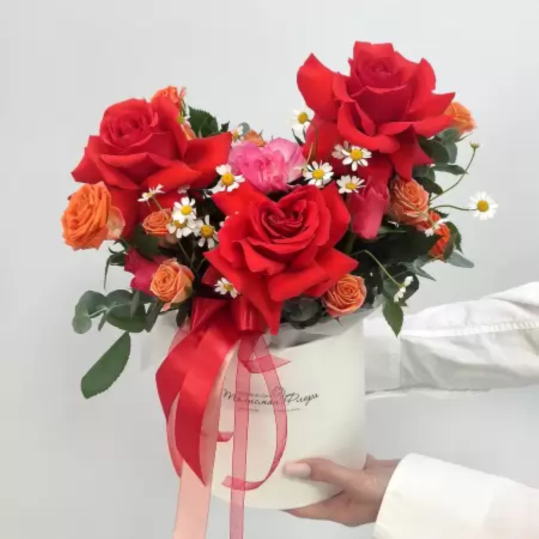 

Букет цветов, Талисман Флора, Яркая роза в белой коробке, 30см x 35см, красная, B2358, Яркая роза в белой коробке