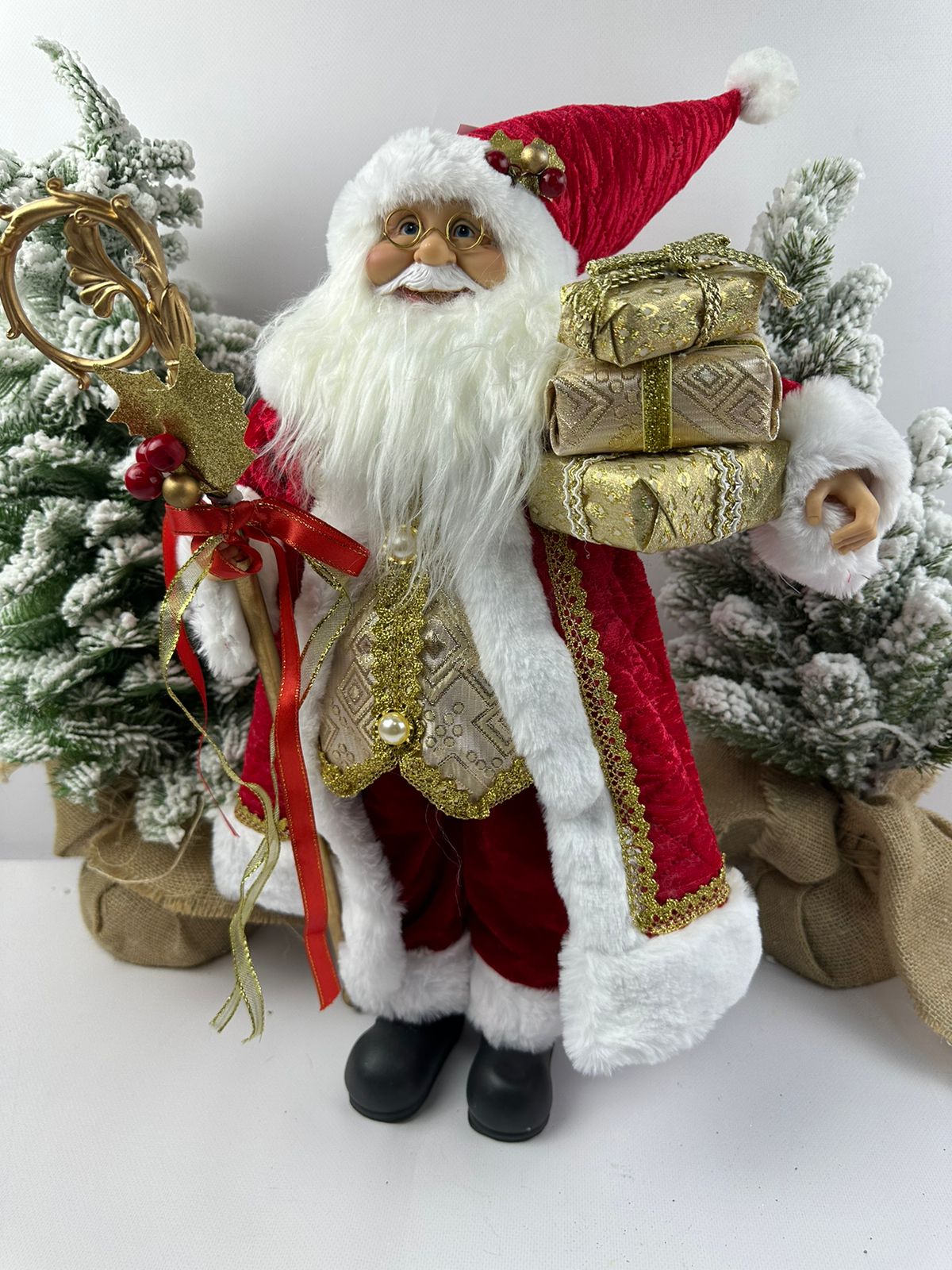 Фигурка новогодняя LED Дед Мороз в красной шубе с подарками в руке 45х25