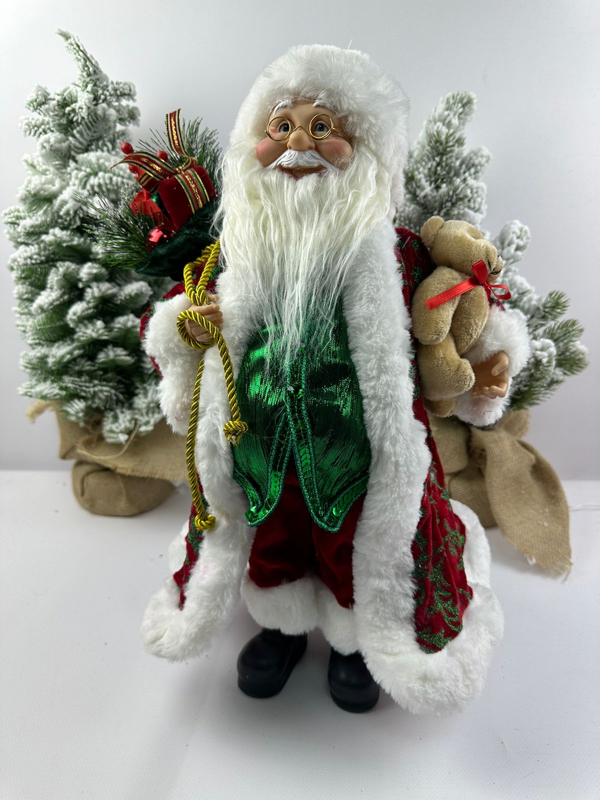 Фигурка новогодняя LED Дед Мороз в красной шубе с мишкой в руке 45х25