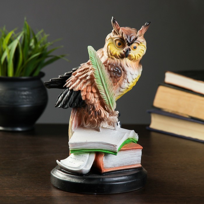

Фигура "Сова с пером на книгах" 21х13,5см