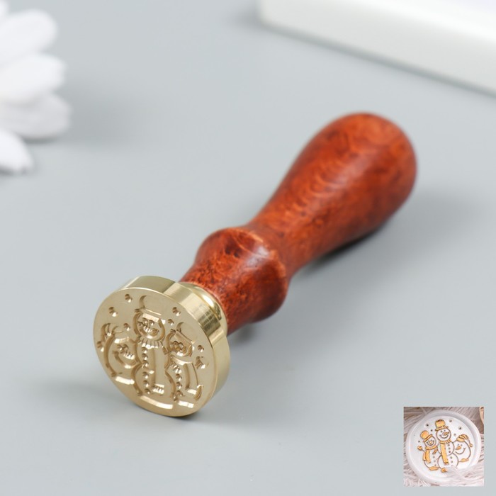 

Печать для сургуча с деревянной ручкой "Три снеговика" 9х2,5х2,5 см, Коричневый