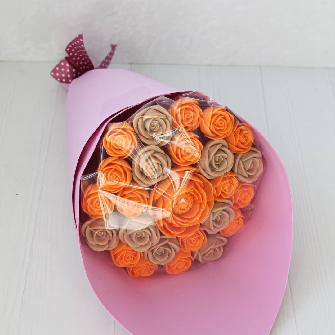 

Шоколадные розы ShokoTrendy с цветком ранункулюса, 330 г