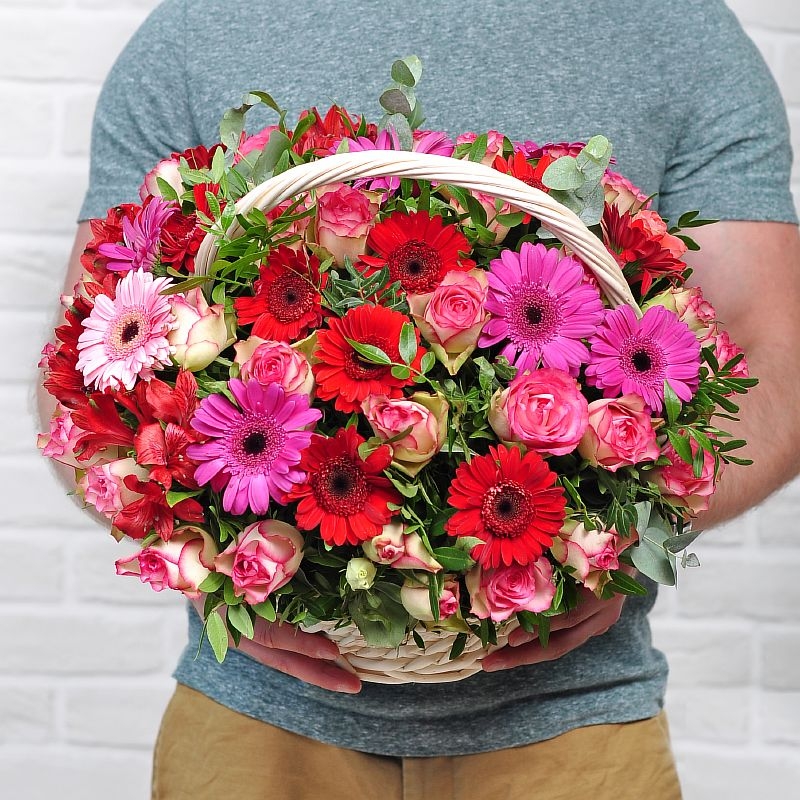 фото Букет из гермини, альстромерий и роз sfloristic "страсть" в корзине 37 шт 35 см studio floristic