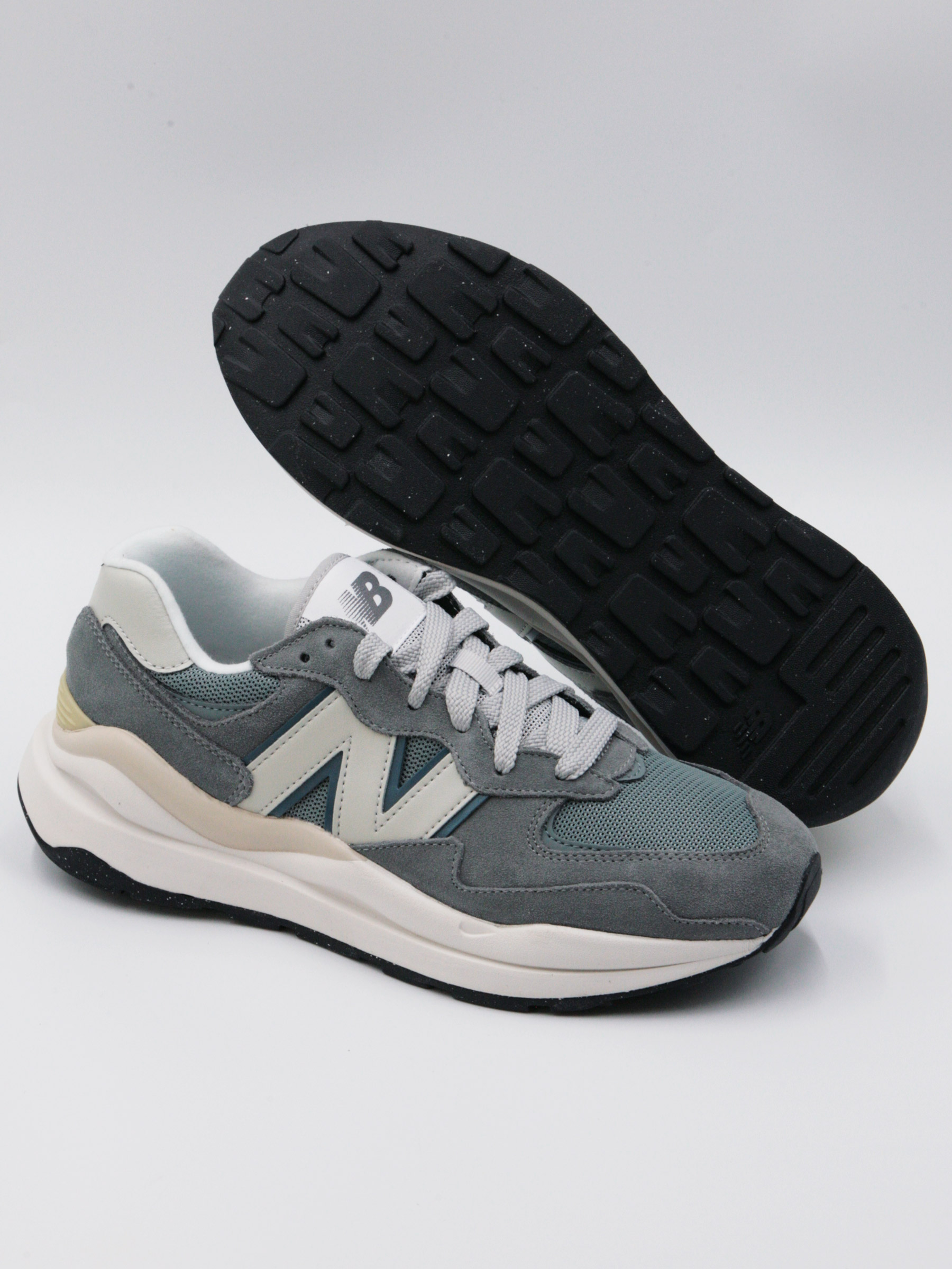 

Кроссовки мужские New Balance 57/40 серые 9 US, Серый, 57/40