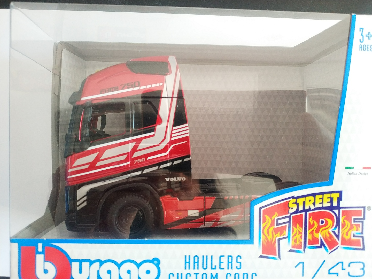 Машина Volvo FH16G Bburago 143 - Haulers Custom Cabs - 18-32200 красный bburago 1 43 volvo fh16 globetrotter 750 xx trailer heavy tractor truck blue die cast collectible hobbies motorcycle model toys