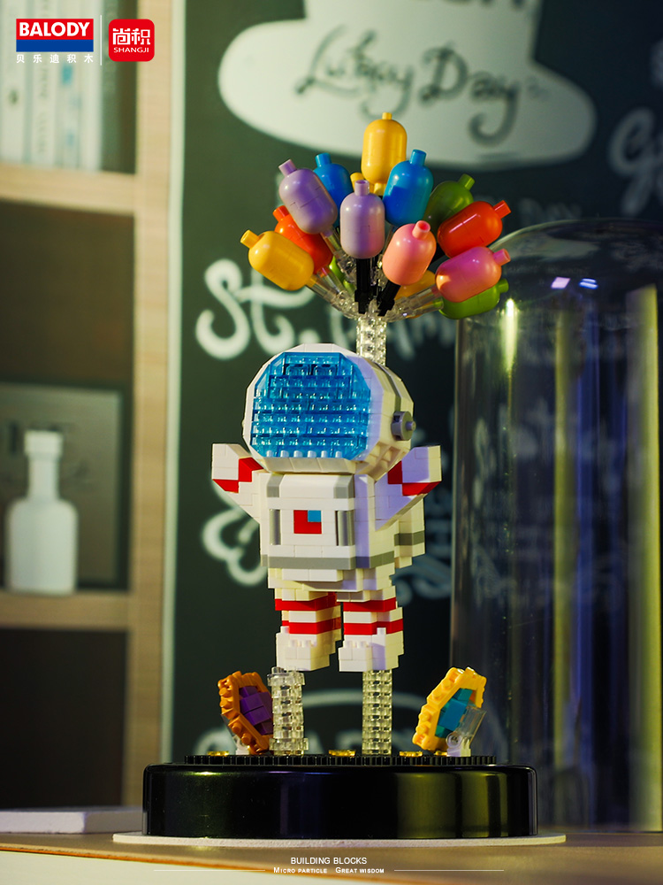 Конструктор 3D Balody из миниблоков Космонавт с шариками в колбе, 489 дет