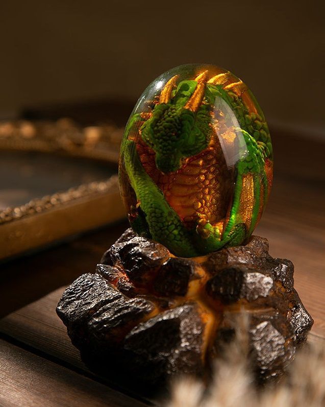 Фигурка-шарм Fantasy Earth яйцо зеленого Дракона на светящейся подставке