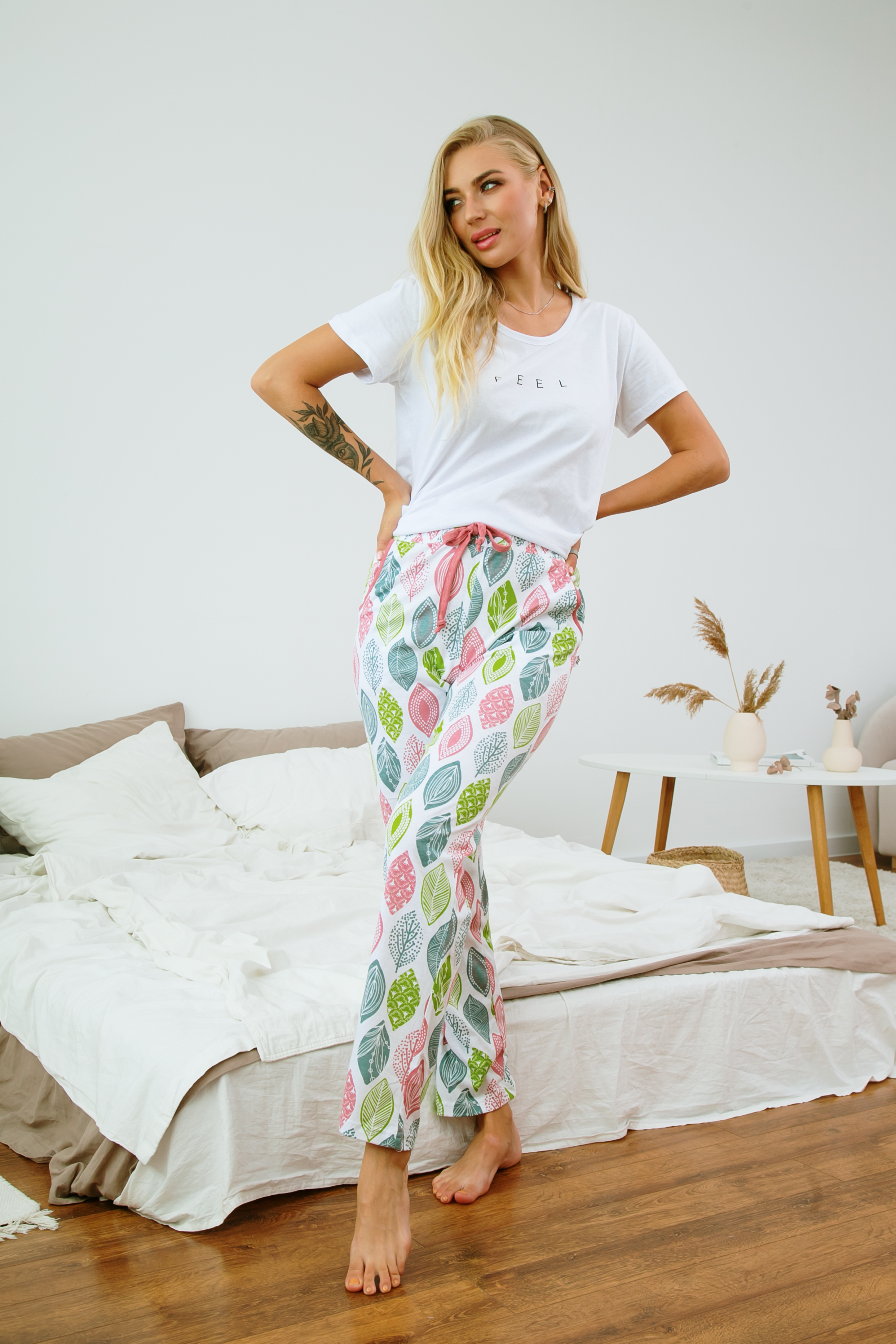 

Брюки домашние женские Ohana market Listik белые 56 RU, Белый, Madonna