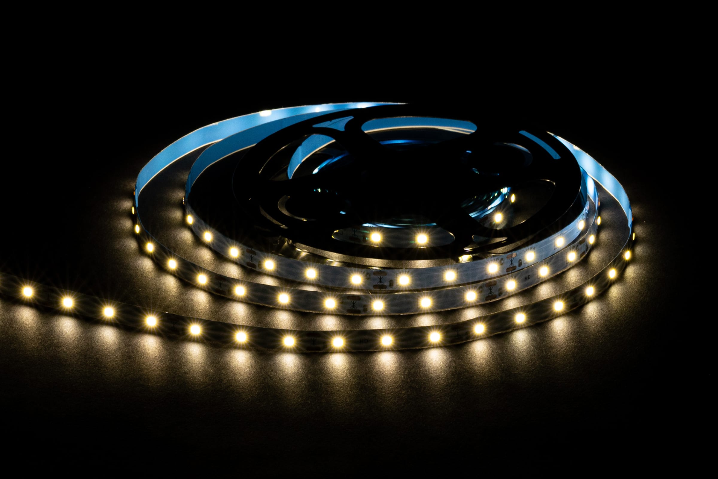 OGM светодиодная лента 12в, 4,8вт/м, smd2835, 60д/м, ip20, 7лм/чип, подложка 8мм, 5м, 4000