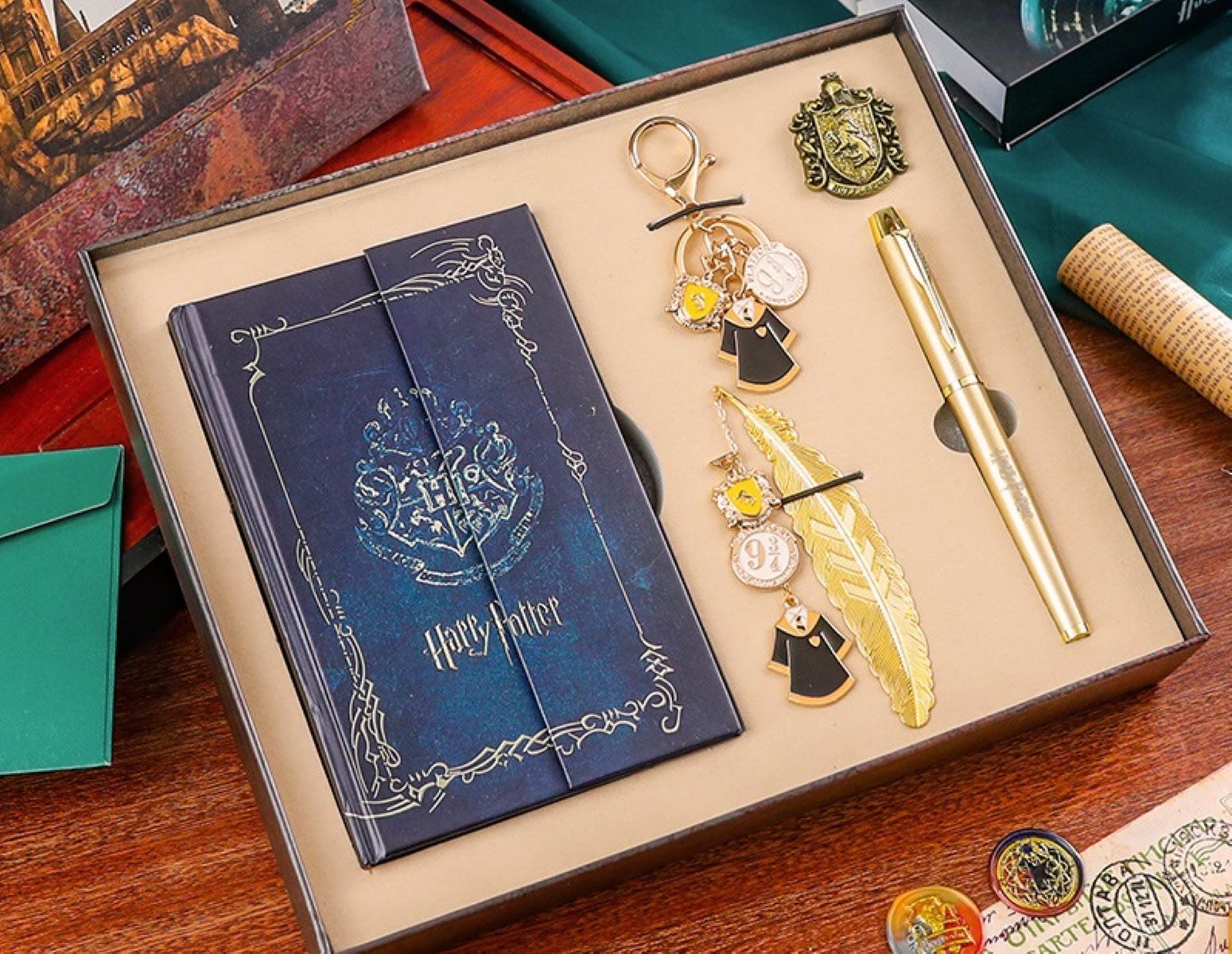 

Канцелярский набор Fantasy Earth Пуффендуй с блокнотом, закладкой, ручкой, значком, Разноцветный, перо-закладка-значок