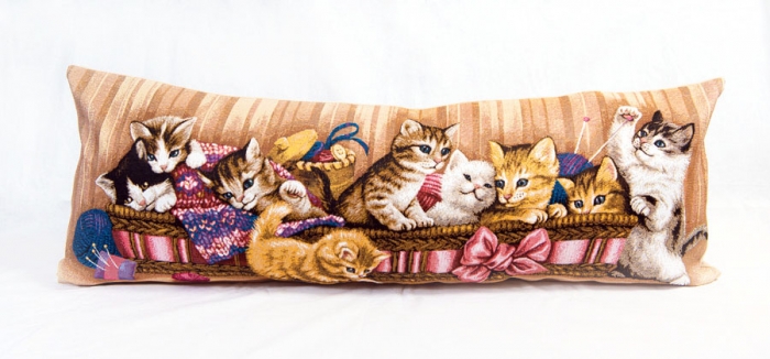 фото Наволочка декоративная гобеленовая 32х85 "игривые котята в корзине" студия текстильного дизайна