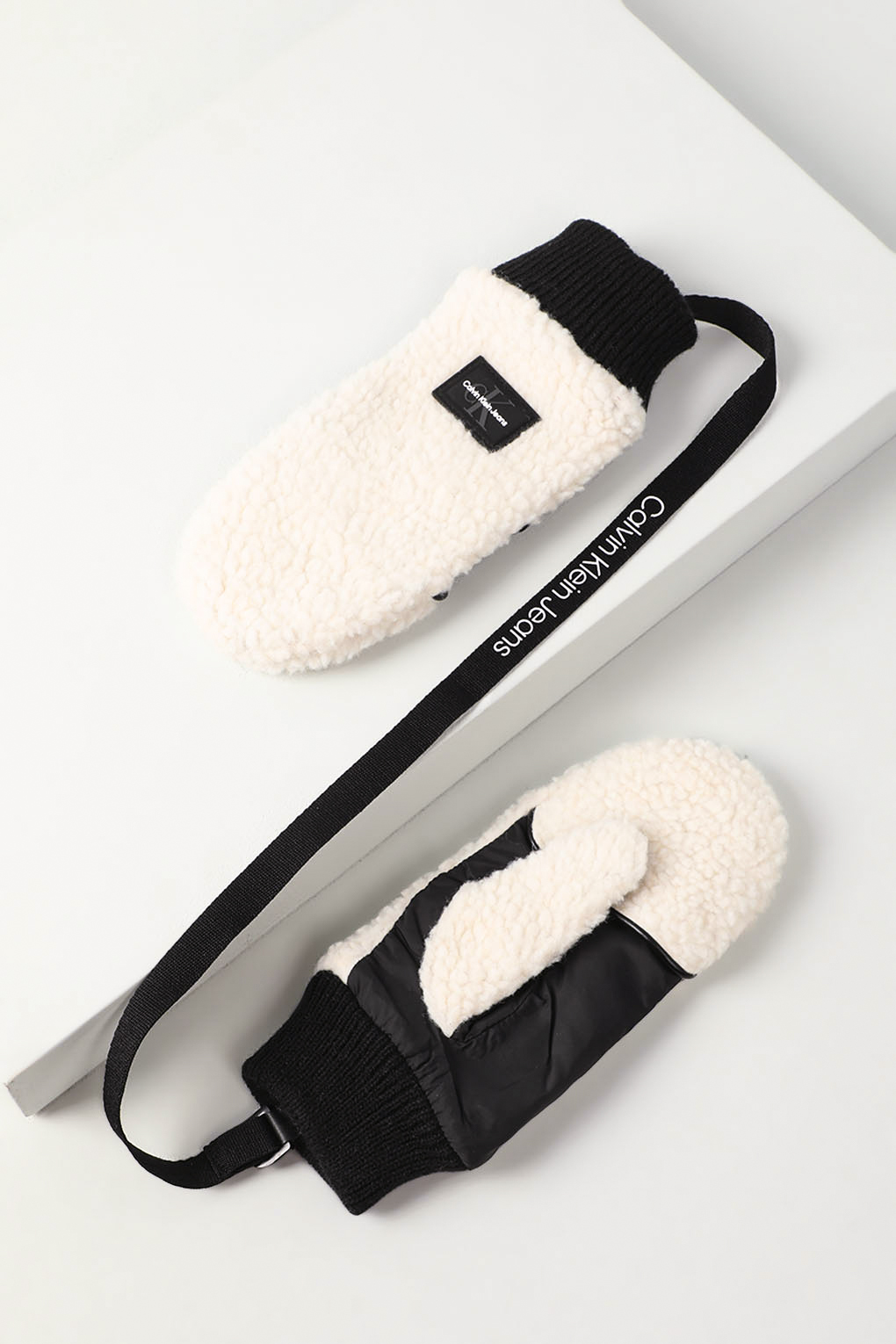 

Варежки женские Calvin Klein Jeans K60K611268 белые, Белый, K60K611268