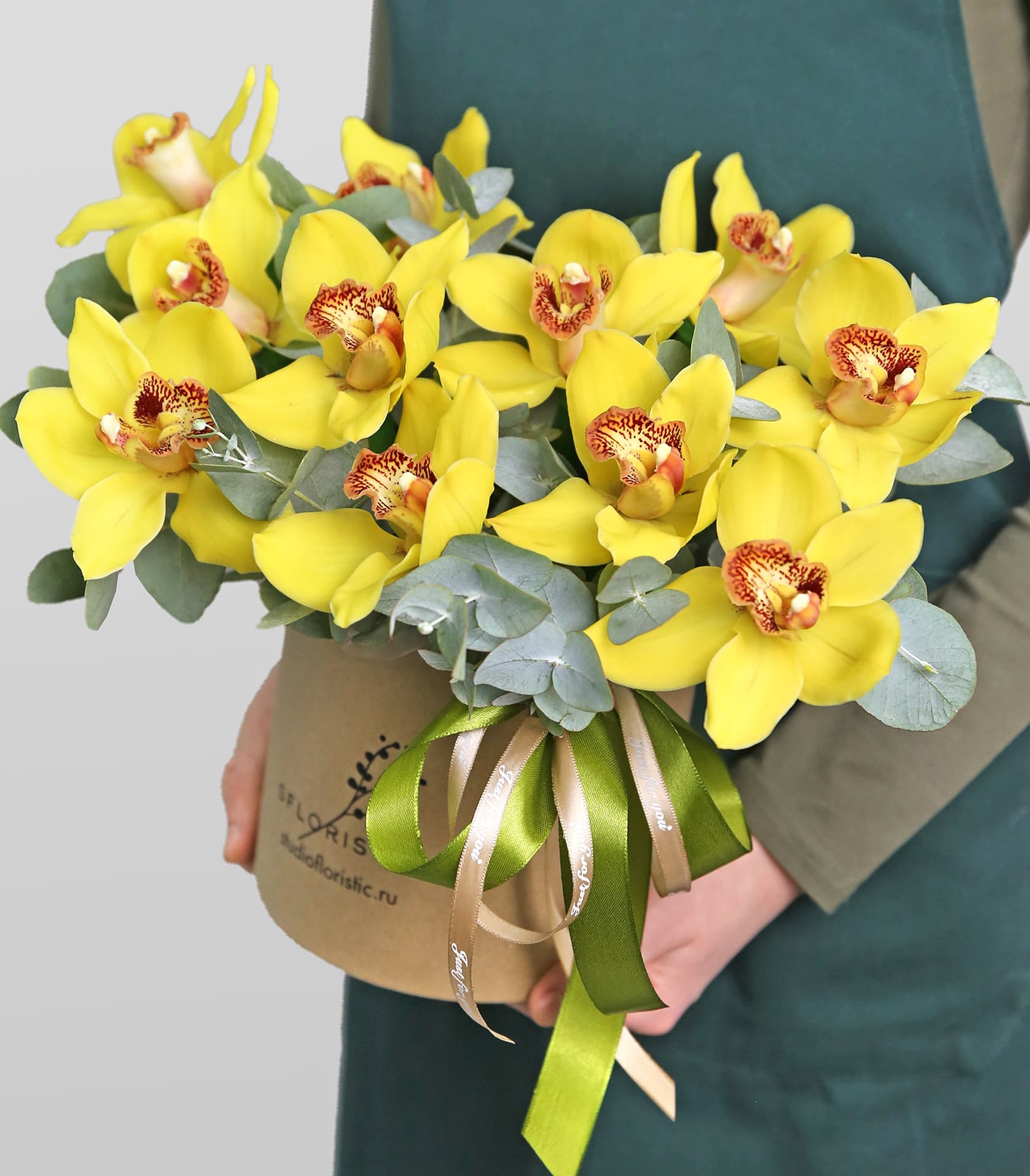 

цветочная композиция Studio Floristic из орхидей 11 шт 30 см Звездный свет желтый