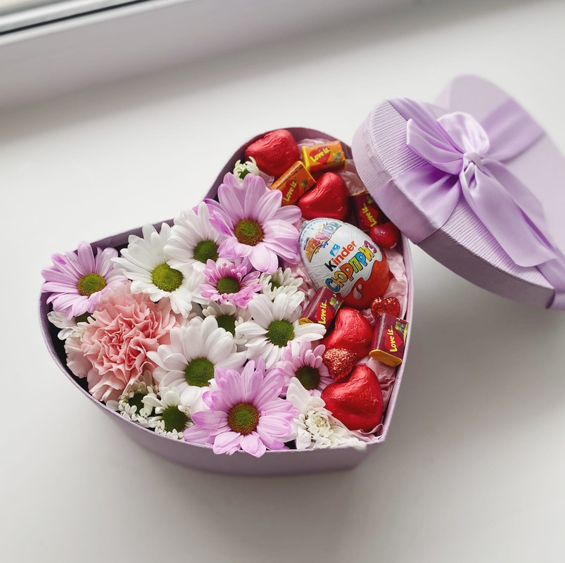 

Цветочная композиция со сладостями Мастерская цветов и сладостей For You, Арт 2188