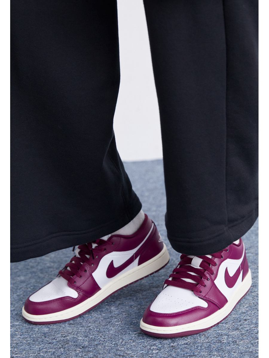

Кеды женские Jordan Air Jordan 1 Low бордовые 44.5 EU, Бордовый, Air Jordan 1 Low