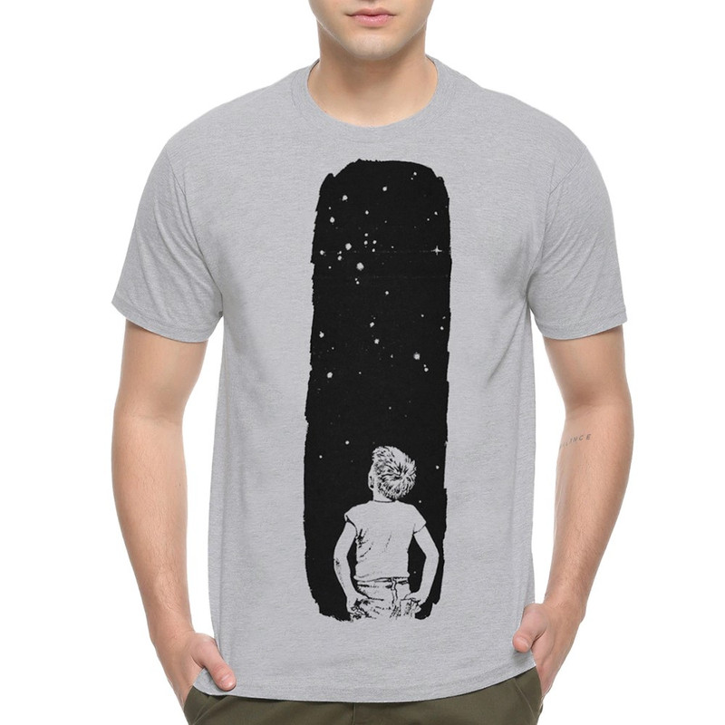 

Футболка мужская Dream Shirts Мальчик смотрит на небо серая 3XL, Серый, Мальчик смотрит на небо