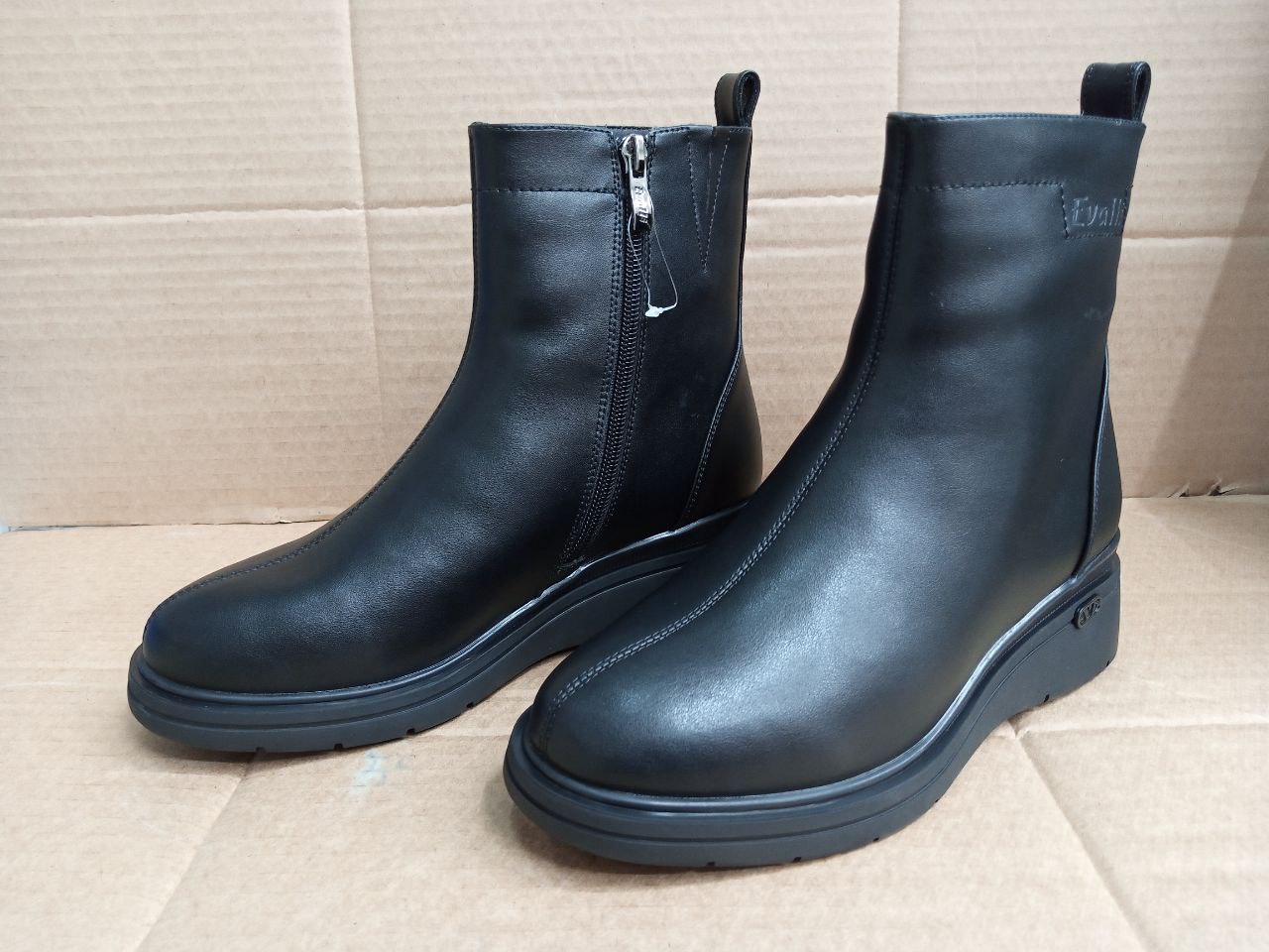 

Полусапоги женские Evalli Z5.5-1FA818-707-C126 черные 39 RU, Черный, Z5.5-1FA818-707-C126