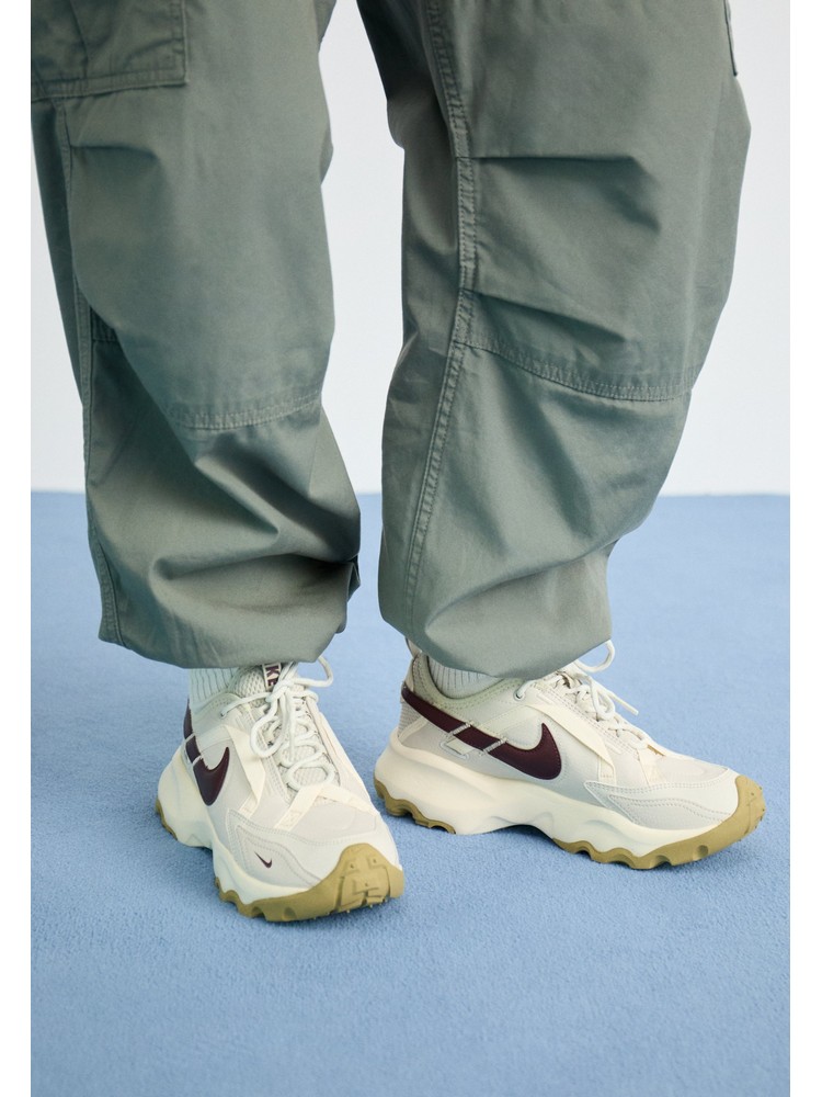 

Кроссовки женские Nike NI111A15P серые 42 EU, Серый, NI111A15P